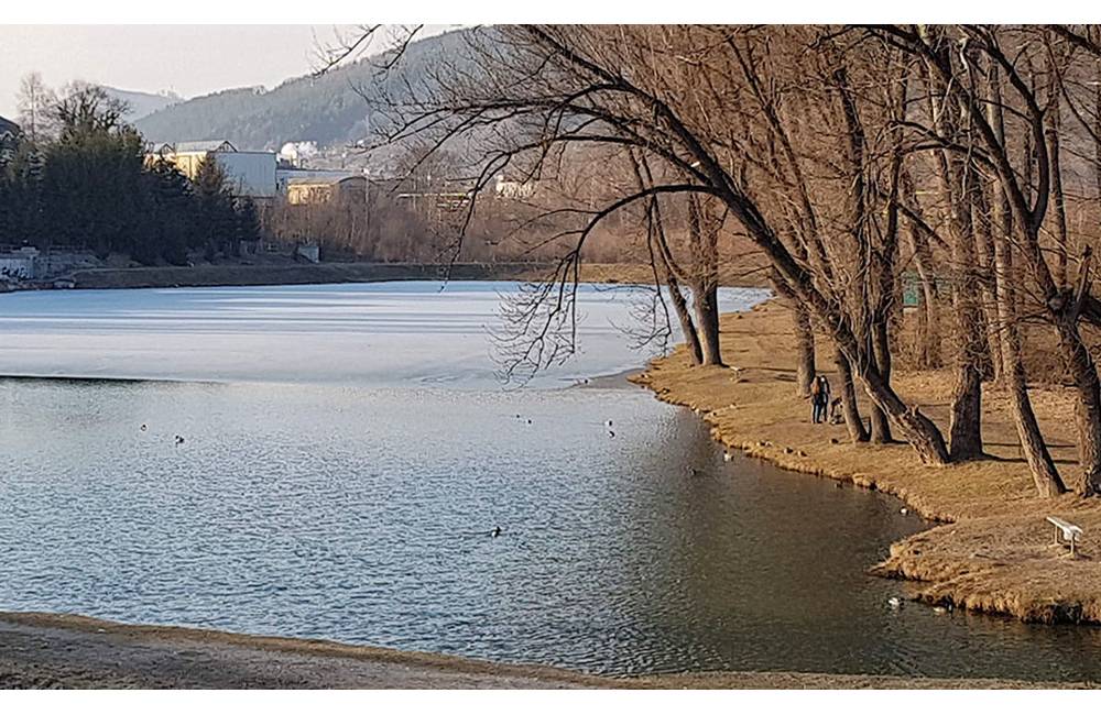 V jazere pri Vodnom diele Žilina našli vo štvrtok nehybné telo muža, prípad vyšetruje polícia