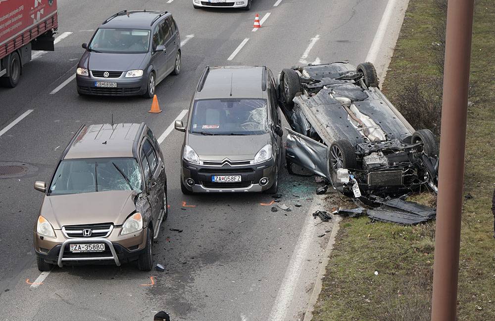 Hromadnú nehodu v Žiline spôsobil 30-ročný Bratislavčan, ktorý prešiel križovatkou na červenú