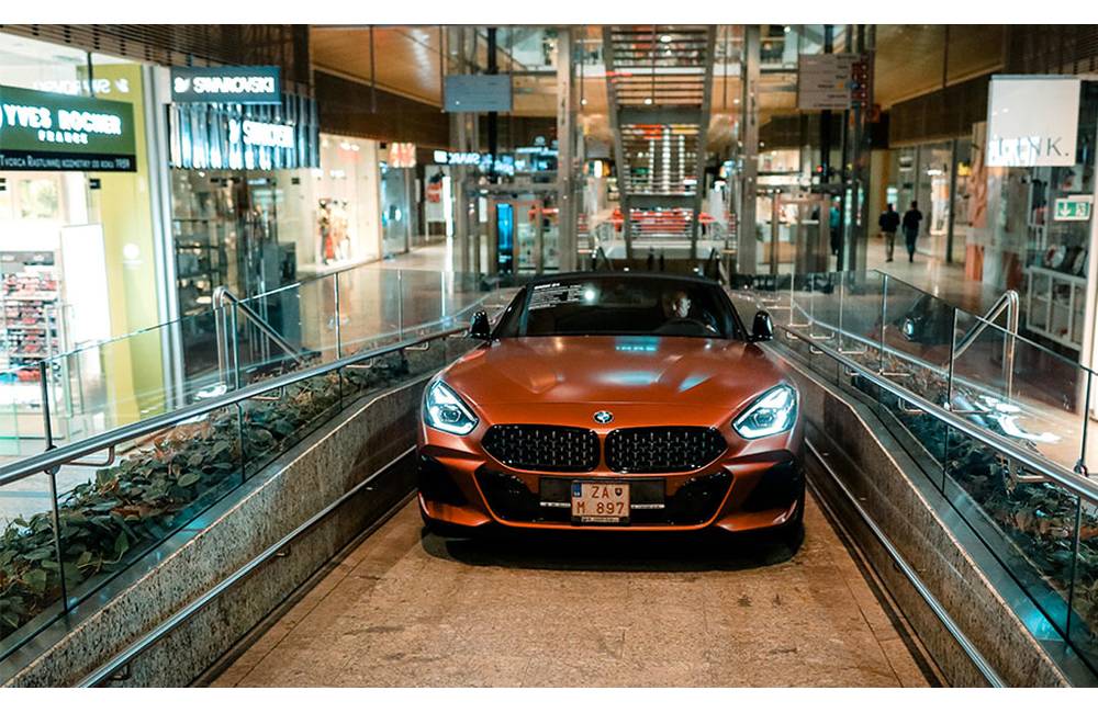 Foto: VIDEO: Vo štvrtok večer prebiehala v žilinskom Auparku príprava na výstavu vozidiel značky BMW