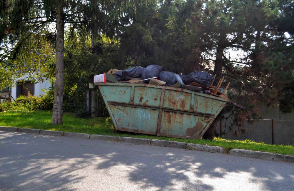 Zber objemných odpadov pokračuje, ďalšie kontajnery budú v častiach Staré mesto, Trnové a Rosinky