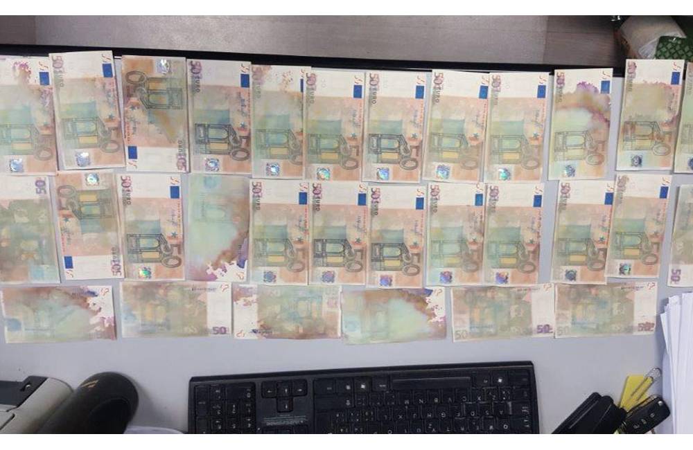 FOTO: 18-ročný mladík zo Žiliny skúšal v banke zmeniť falošné bankovky, zadržali ho kriminalisti