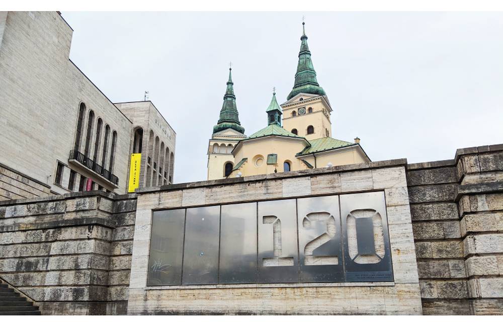 Balustráda v Žiline pod Farským kostolom má nové číslo - 120, ktoré značí počet bicyklov BikeKIA