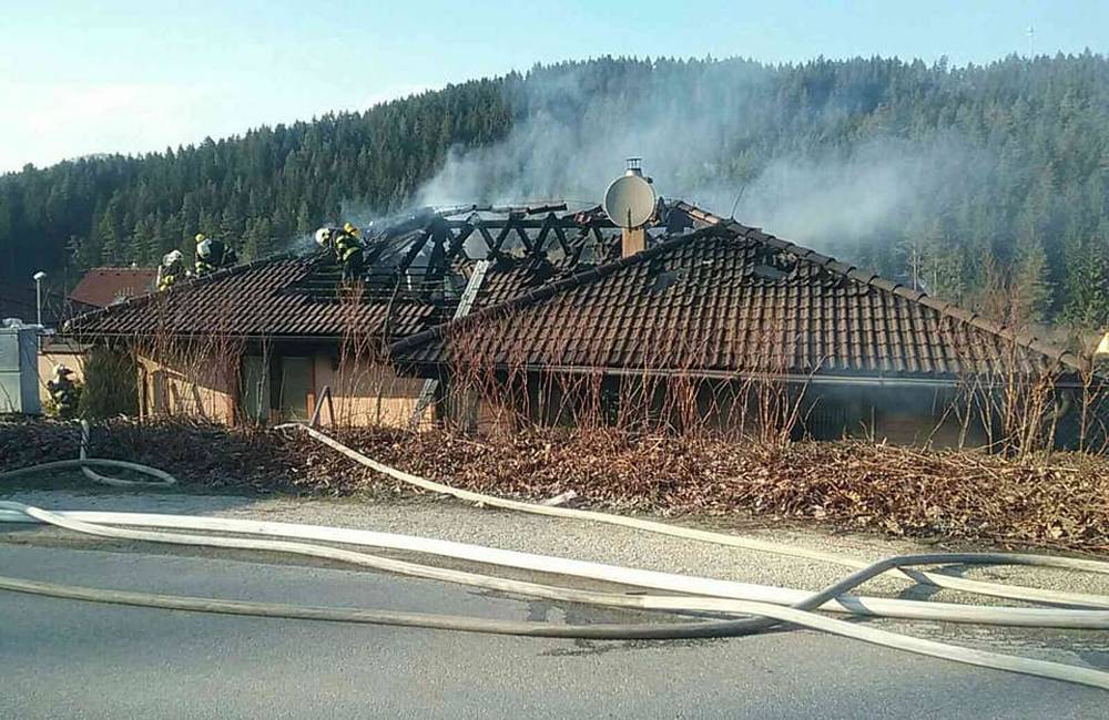 Pri požiari rodinného domu v Zádubní vznikli obrovské škody, rodina prosí o akúkoľvek pomoc