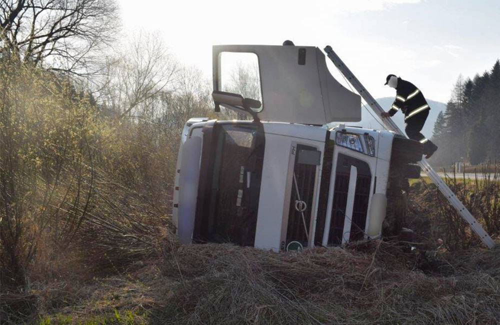 V Ružomberku ráno havaroval kamión, 43-ročný vodič z Ukrajiny nafúkal po nehode 2,96 promile