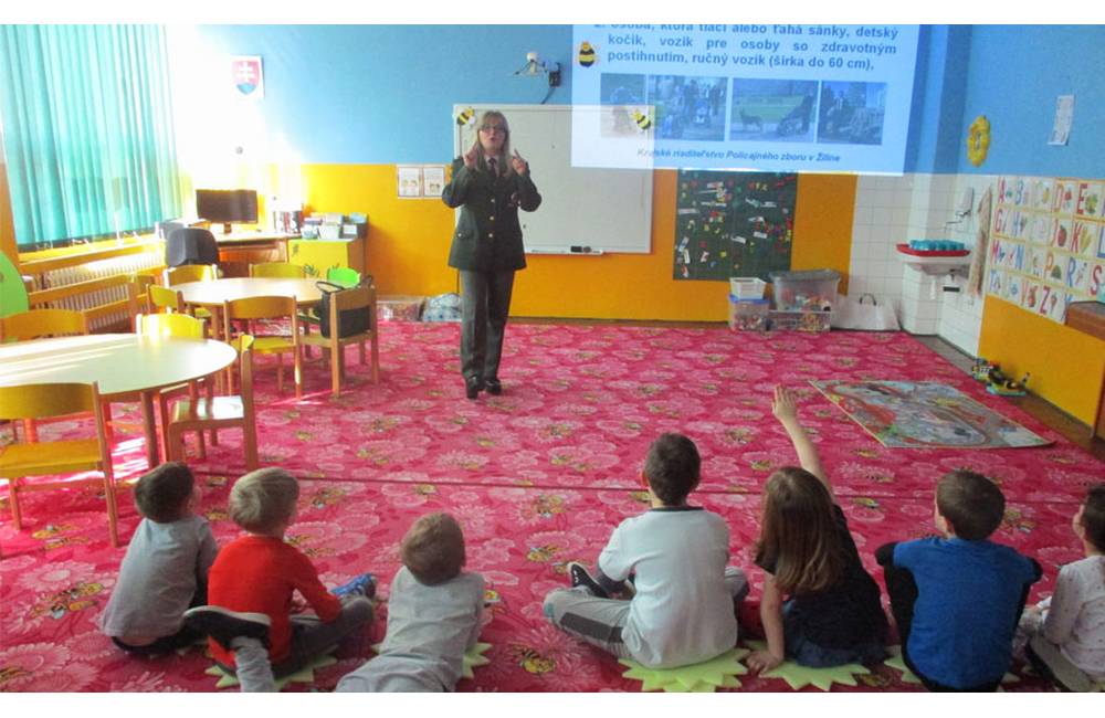 Preventistka žilinskej polície vzdelávala deti z materskej školy v Zádubní o cestnej premávke