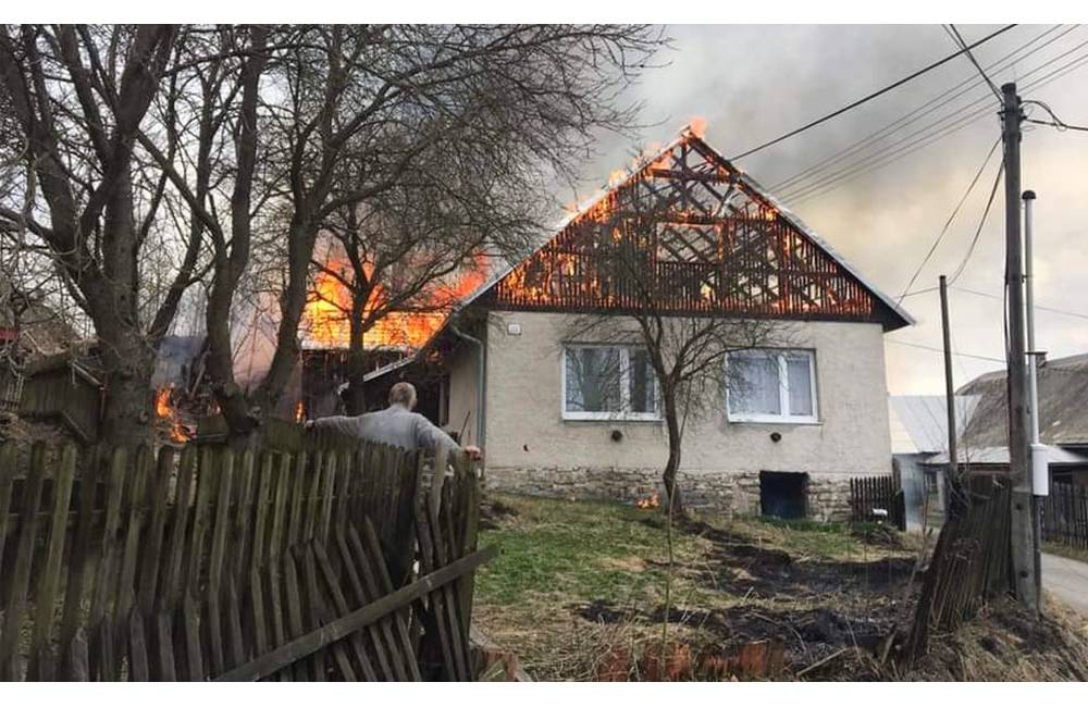 Foto: FOTO: Na Kysuciach sa od vypaľovania trávy vznietil rodinný dom, zasahovalo množstvo hasičov