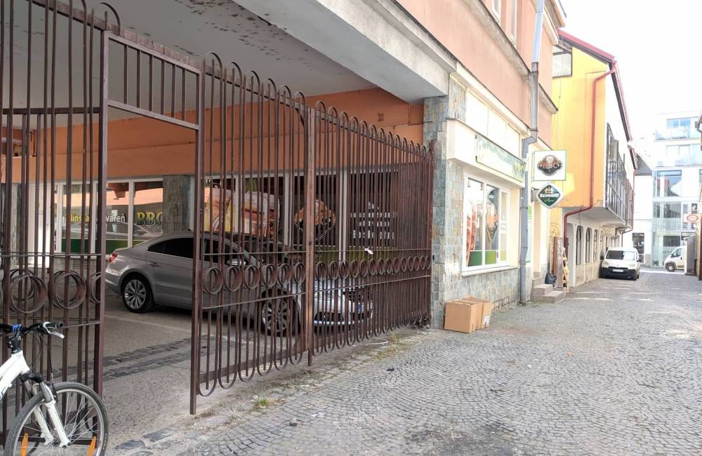Smetné koše na Makovického ulici  v Žiline najskôr premiestnili, neskôr zmizli úplne