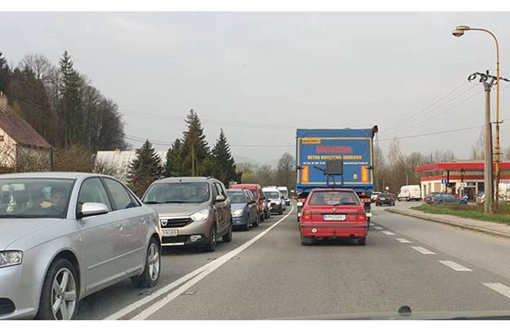 Pred Kysuckým Novým Mestom došlo k vážnej dopravnej nehode auta s chodcom, cestu uzavreli