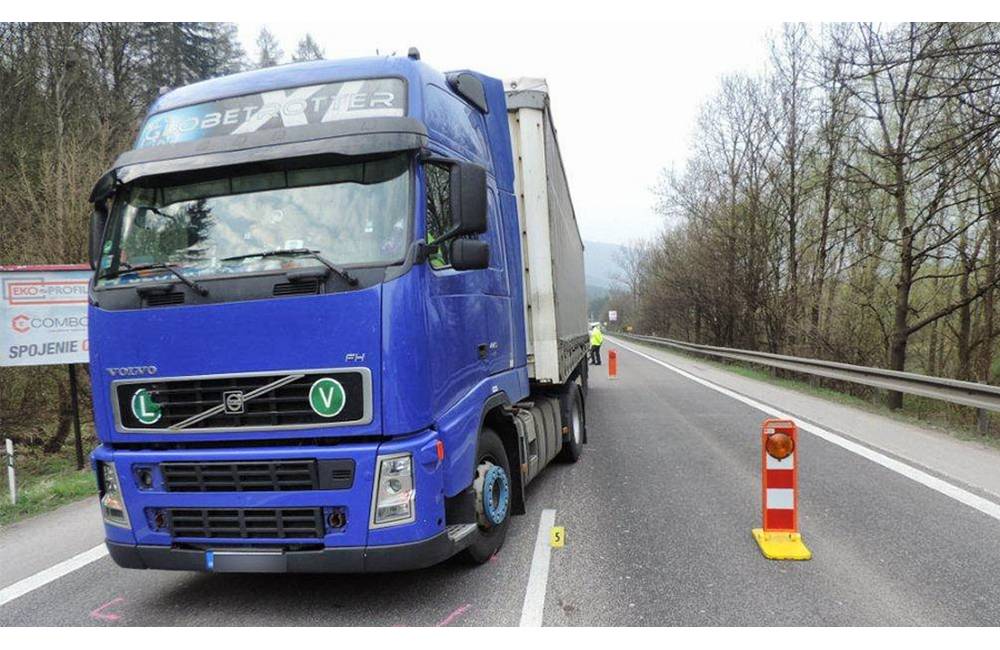 Dnes ráno zrazil kamión pred Kysuckým Novým Mestom 30-ročného chodca, ten utrpel ťažké zranenia