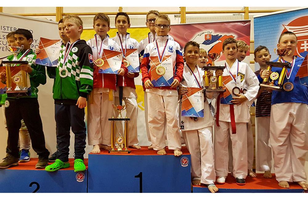FOTO: Mladí žilinskí karatisti triumfovali v Starej Ľubovni a vo Viničnom, získali celkom 13 medailí