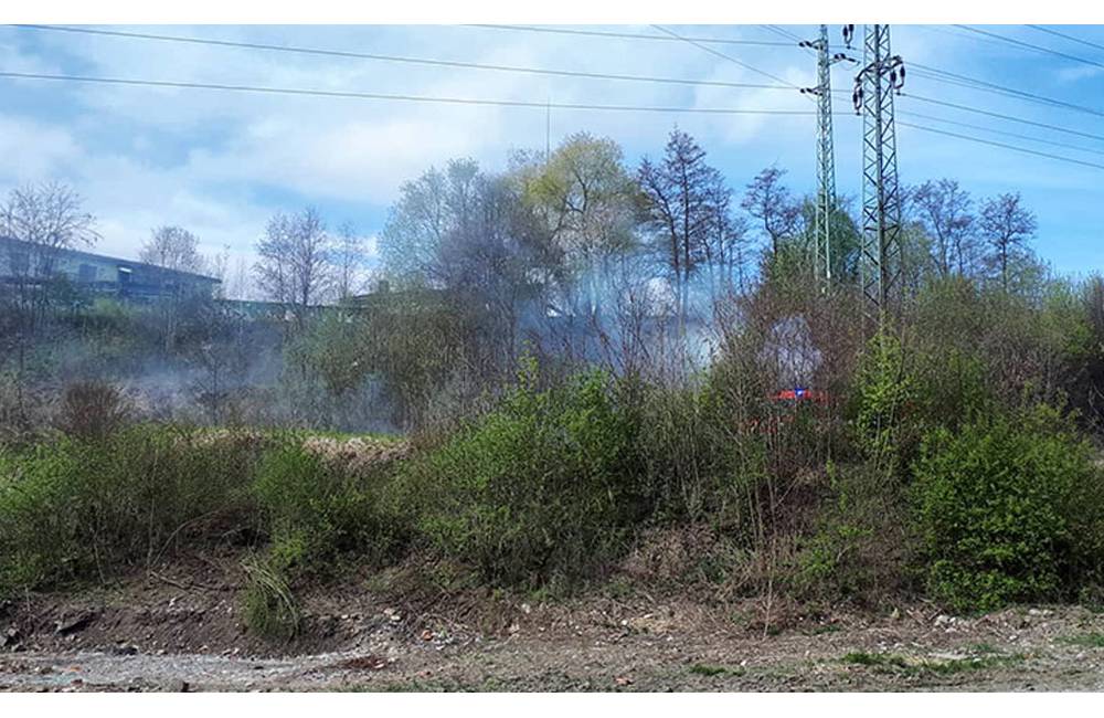 AKTUÁLNE: Hasiči opäť likvidujú požiar trávy a kríkov pod sídliskom Vlčince