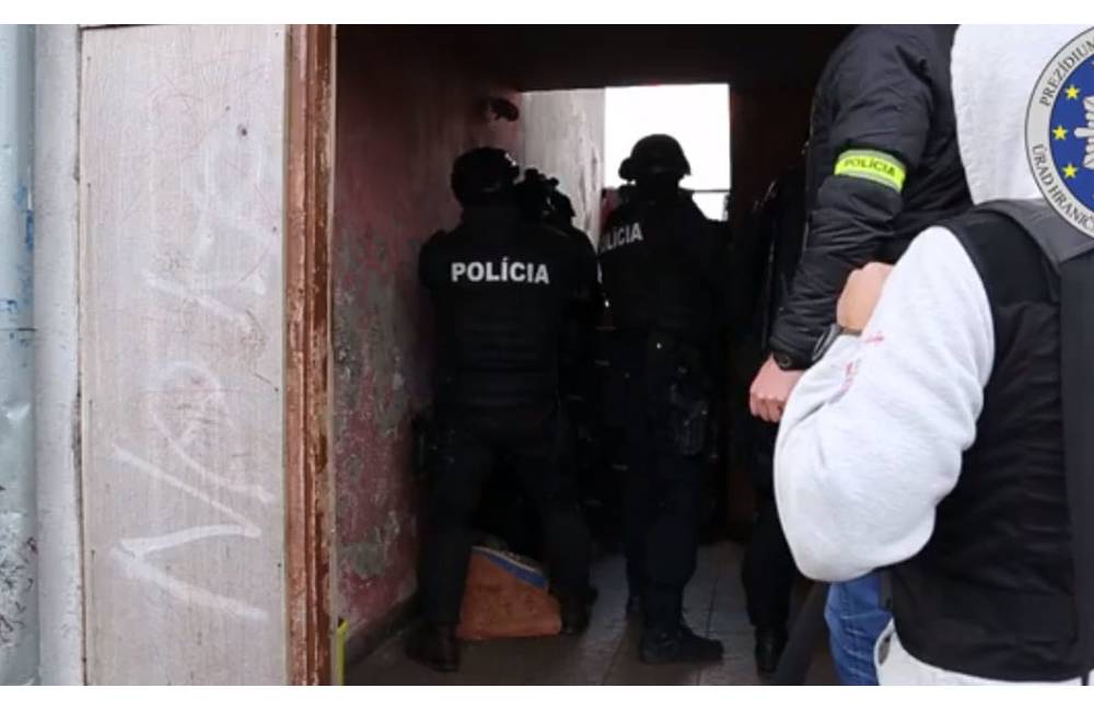 VIDEO: Polícia zasahuje v Liptovskom Mikuláši v prípade obchodovania s mladými dievčatami