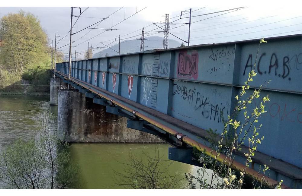 Na železničnom moste v Budatíne zasahovali záchranné zložky, 27-ročný muž chcel pravdepodobne skočiť