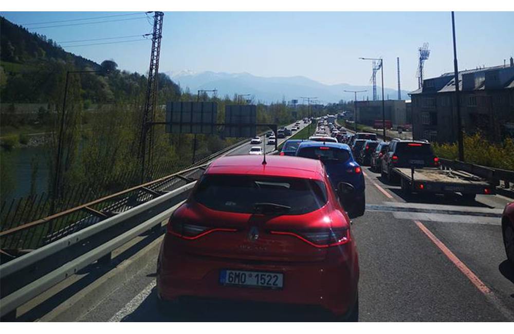 Foto: Situácia na hlavných ťahoch v Žiline je aj dnes rovnaká ako vo štvrtok, čaká sa predbežne do hodiny