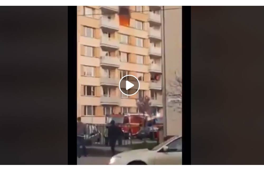 VIDEO: Konanie pani pri požiari bytu nad ňou v Ružomberku zabáva internet