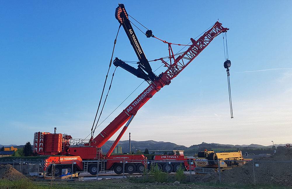 Foto: FOTO + VIDEO: Najväčší mobilný žeriav v Čechách a na Slovensku pracuje na stavbe privádzača