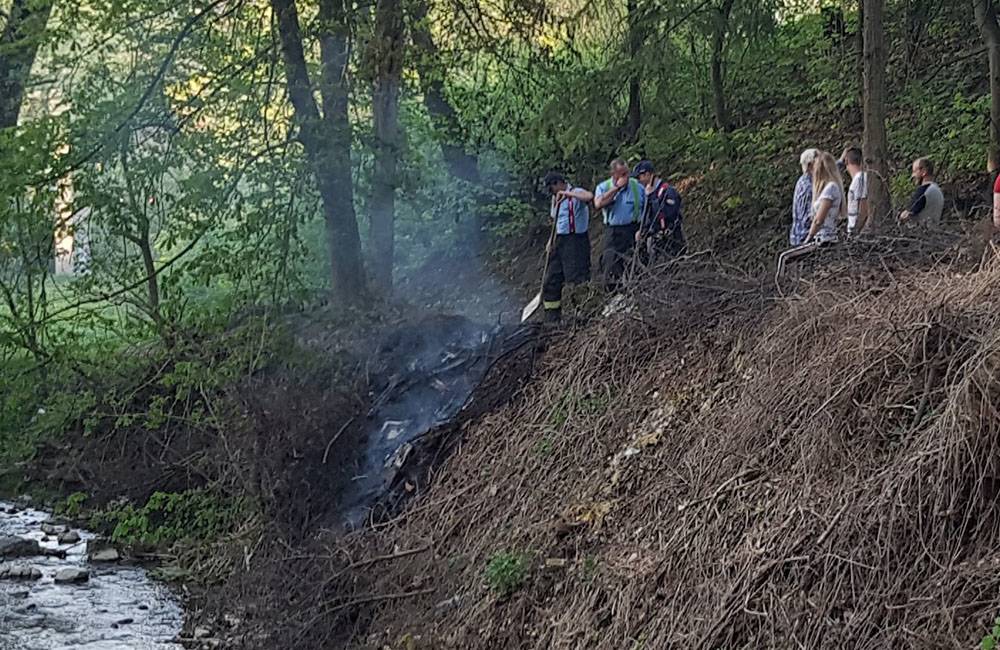 FOTO: V mestskej časti Rosinky zasahovali hasiči, skupinka tínedžerov podpálila suchú trávu a konáre