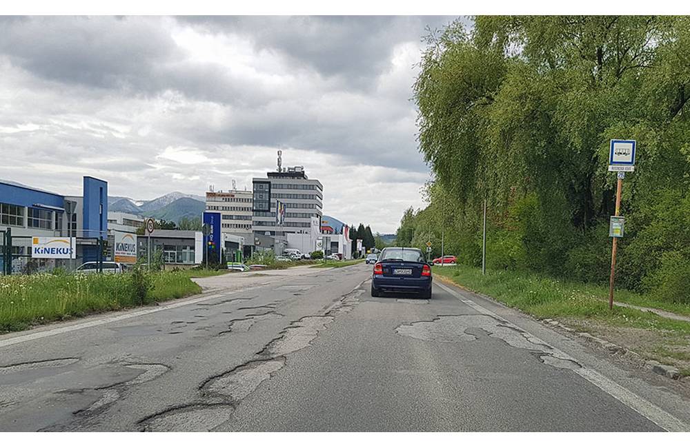 Rozpadnutú vozovku na Rosinskej ceste by mali v najbližších týždňoch zrekonštruovať, informoval ŽSK