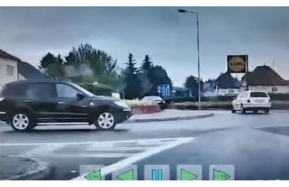 VIDEO: Vodič auta nedal prednosť policajtom počas zásahu, pretože počúval koncert