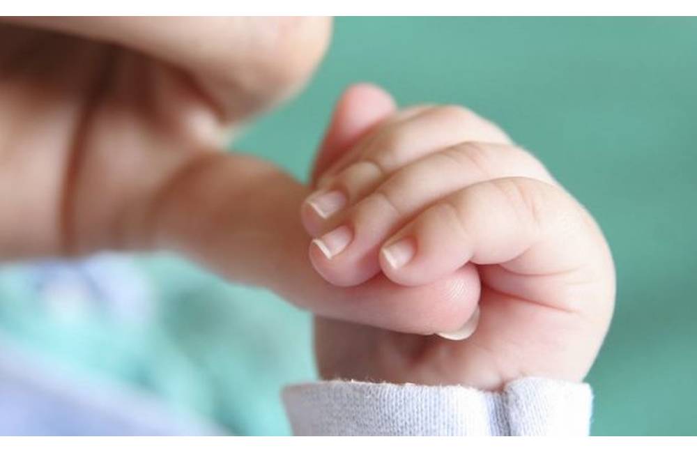 Prítomnosť otca pri pôrode bude bezplatná aj v župných nemocniciach, rozhodli poslanci