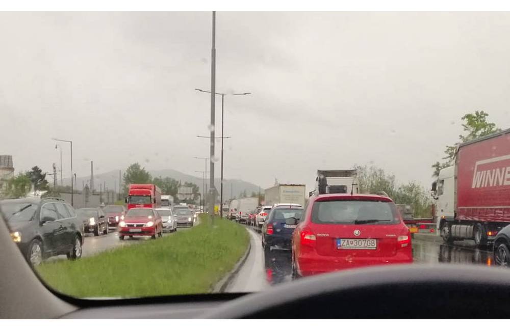 AKTUÁLNE: Doprava na hlavných ťahoch v Žiline kolabuje, premávku obmedzuje aj práca na ceste