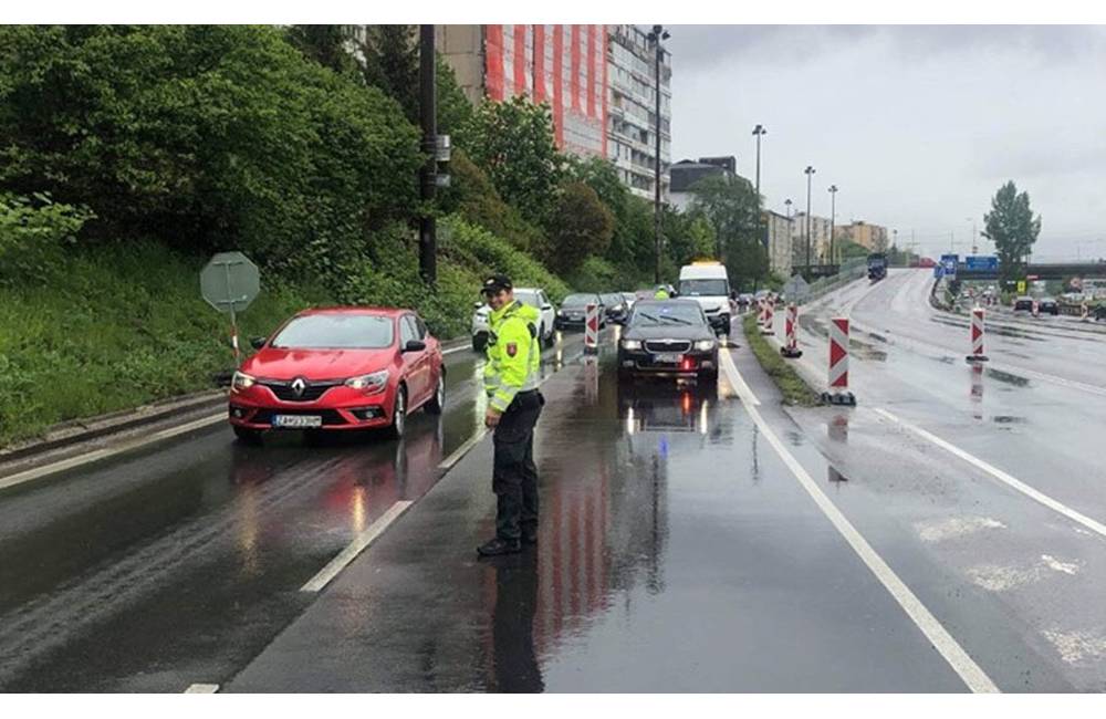 Na ulici Mostná prebieha výmena asfaltového krytu vozovky, dopravu usmerňuje polícia