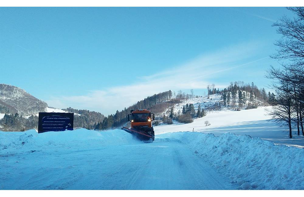 Foto: Na Orave a Liptove napadlo až do 12 centimetrov snehu, cestári vyrazili odhŕňať aj posypávať