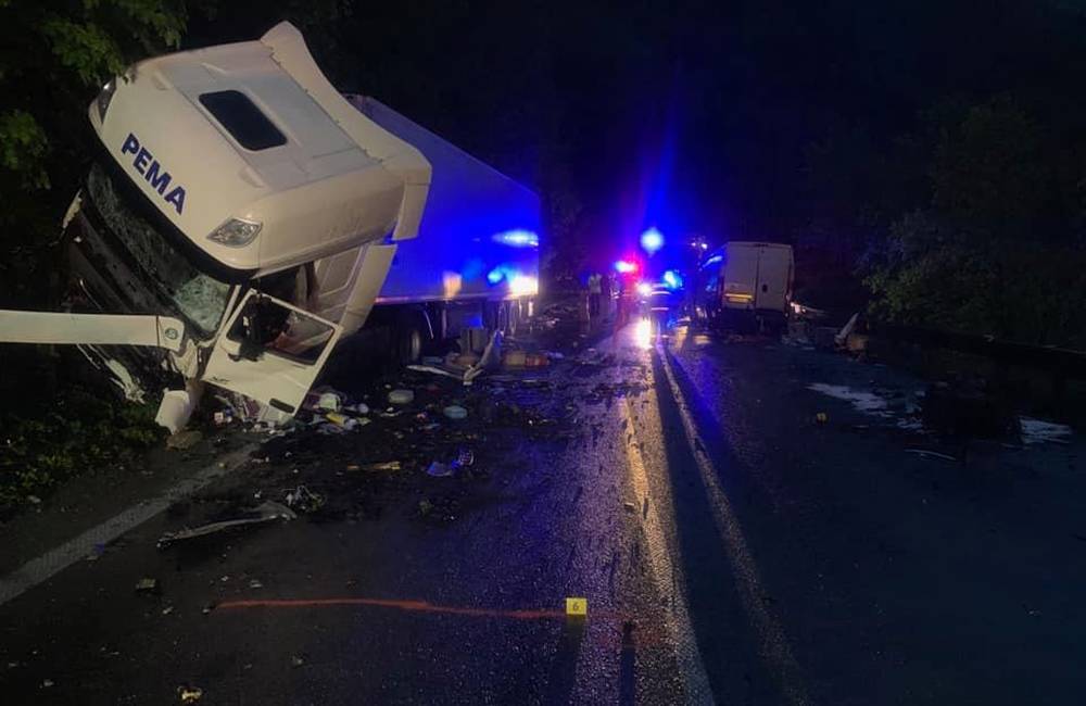 Pri čelnej zrážke v Strečne utrpel ťažké zranenia 45-ročný vodič z Českej republiky