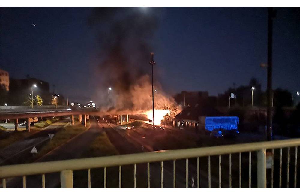 VIDEO: Nočný požiar poškodil Rondel, autobusy ani vlaky nepremávajú, rozsah škôd sa vyhodnocuje
