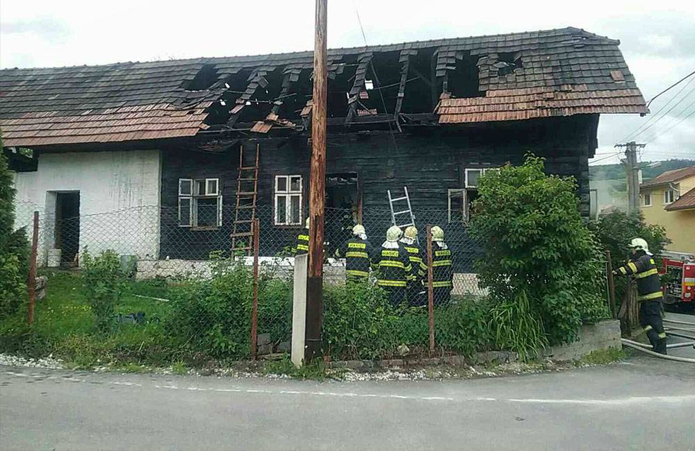FOTO: Pri požiari drevenice v obci Bitarová zasahovalo 11 hasičov, jedna osoba sa zranila
