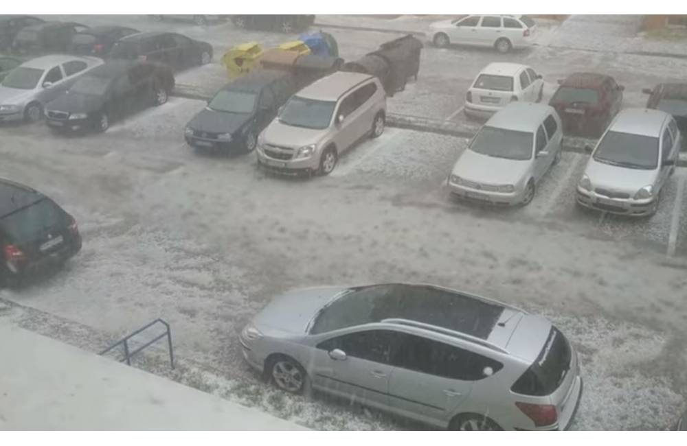 VIDEO: Cez Ružomberok sa v nedeľu prehnala búrka s krúpami, mnohé ulice boli zaplavené