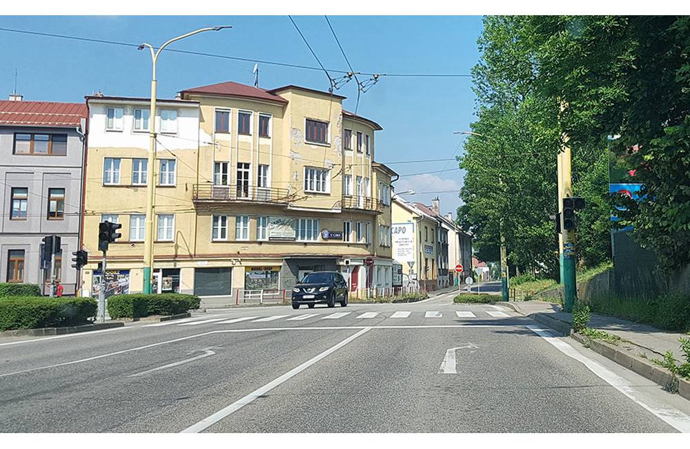Semafor na Hviezdoslavovej ulici je pre poruchu kábla nefunkčný, s opravou sa už začalo