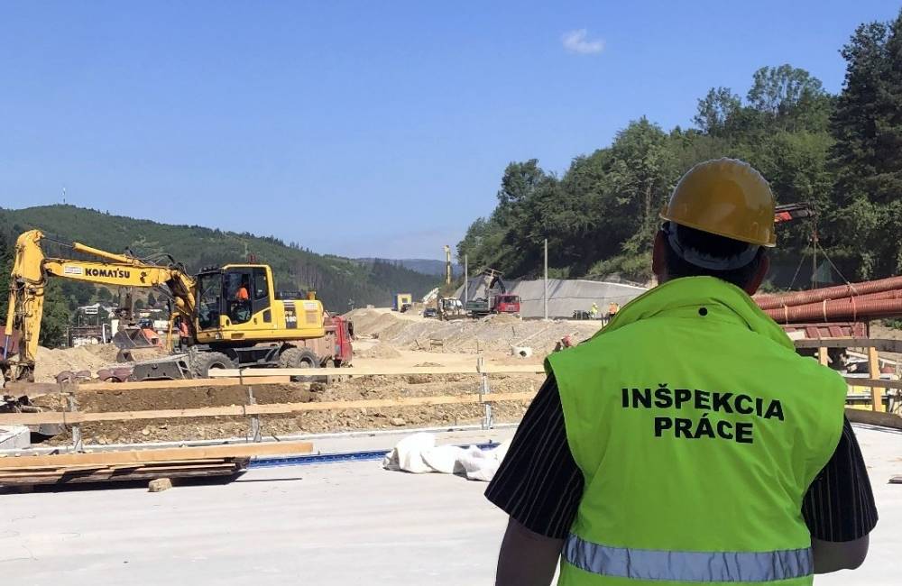 Foto: Inšpektori odhalili na stavbe D3 Čadca, Bukov - Svrčinovec pravdepodobne nelegálnu prácu