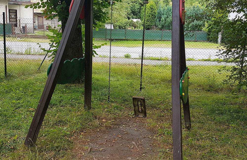 Detské ihrisko na Rosinkách má poškodené prvky a padajú naň konáre stromov, mesto ho opraví