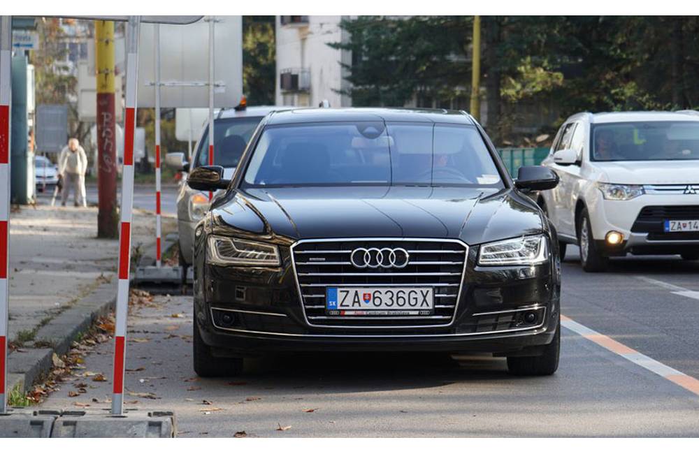 Foto: Mesto Žilina pripravuje odpredaj luxusnej Audi A8L, primátor služobne využíva Škodu Superb