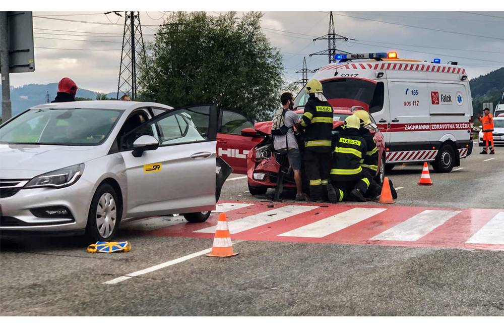 AKTUÁLNE: Pri Tepličke nad Váhom došlo k zrážke dvoch áut, zranená má byť jedna osoba