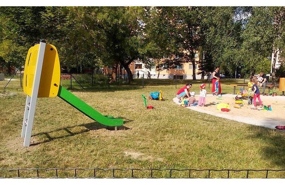 FOTO: Na detskom pieskovisku v Dobšinského sade pribudli nové hracie prvky pre deti