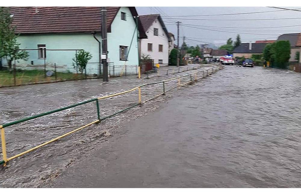 Foto: VIDEO: Obec Dubové bola po pondelkovej búrke zaplavená vodou, dnes sa v kraji očakávajú ďalšie