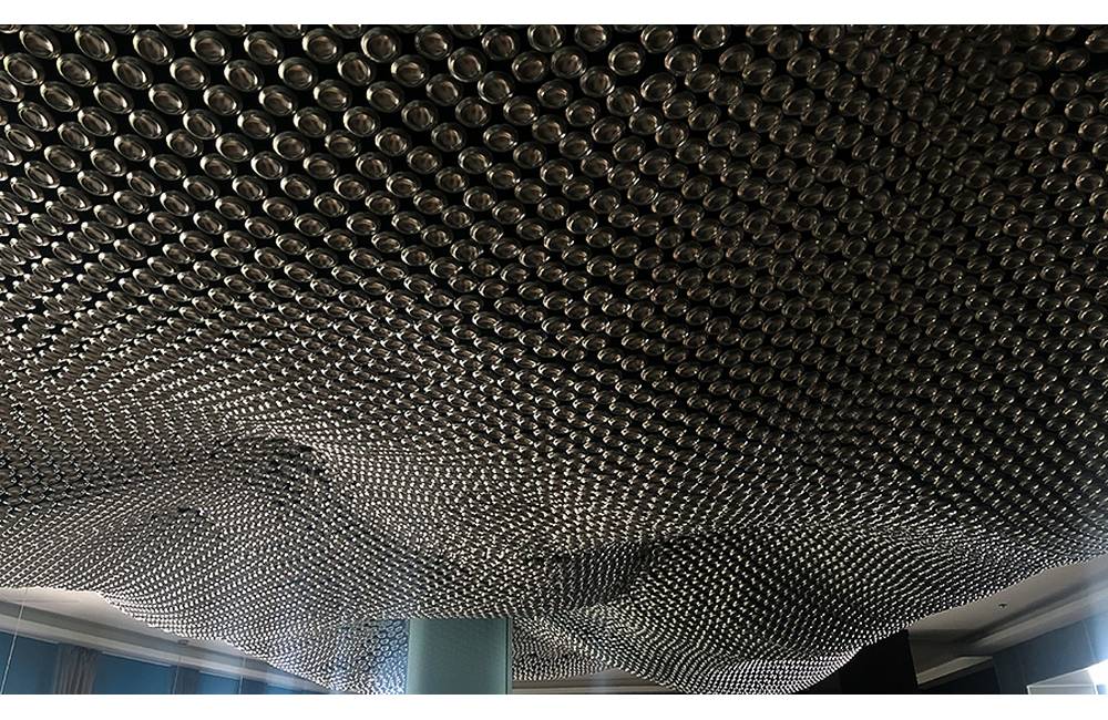Presne o mesiac v Žiline otvoria dizajnový bar so stropom z dvadsaťtisíc plechoviek
