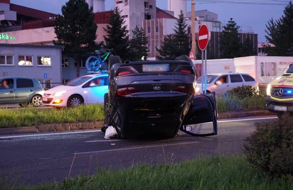 FOTO: Na Košickej ulici došlo k vážnej dopravnej nehode, jedno auto zostalo prevrátené na streche