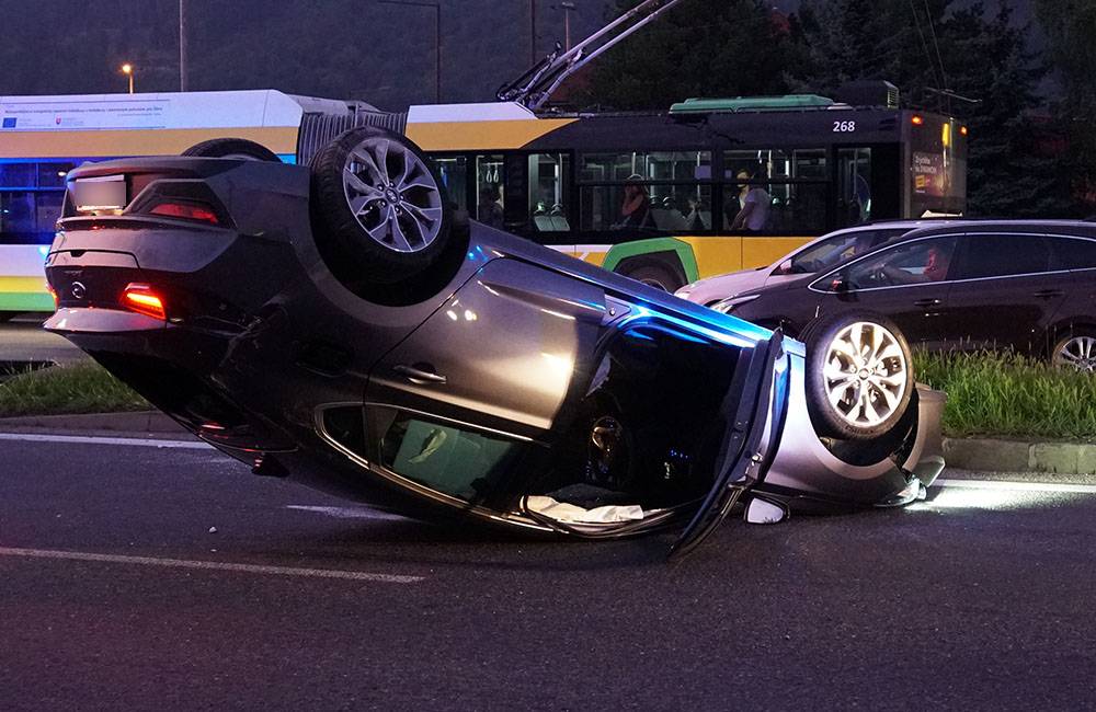 38-ročný vodič vošiel do križovatky na Košickej na červenú, auto sa po zrážke prevrátilo na strechu