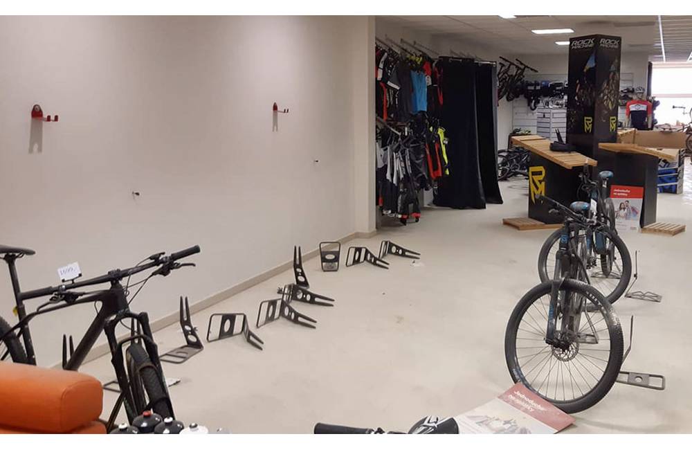 FOTO: Z predajne v Tepličke nad Váhom ukradli viac než 20 bicyklov, za informácie je odmena