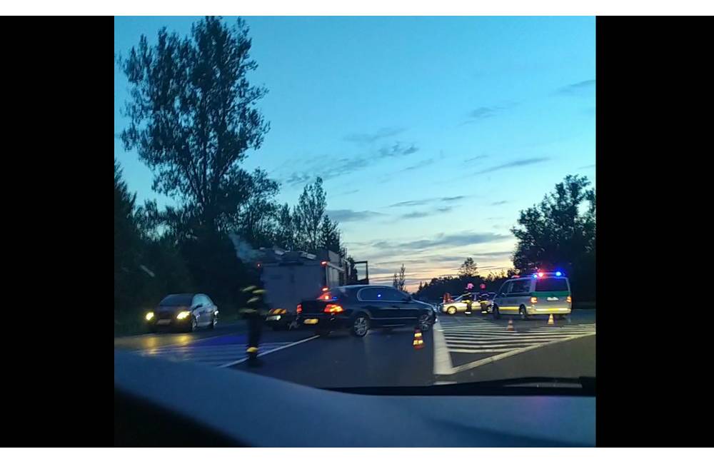 Foto: Pri nehode osobného automobilu a motorky v Hornom Hričove sa zranili dve osoby