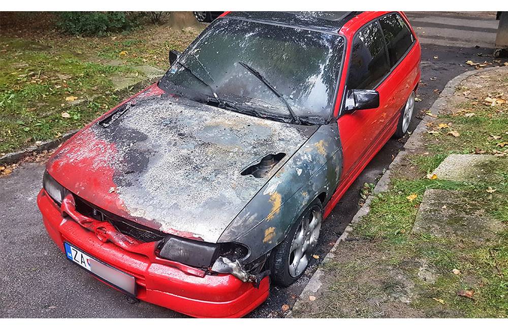 V utorok zhorelo na sídlisku Hliny osobné auto, majiteľ prosí o pomoc pri pátraní po páchateľoch