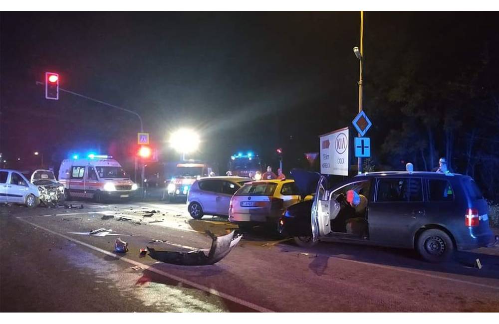 V stredu večer došlo pri Kysuckom Novom Meste k zrážke štyroch áut, 22-ročný vodič išiel na červenú