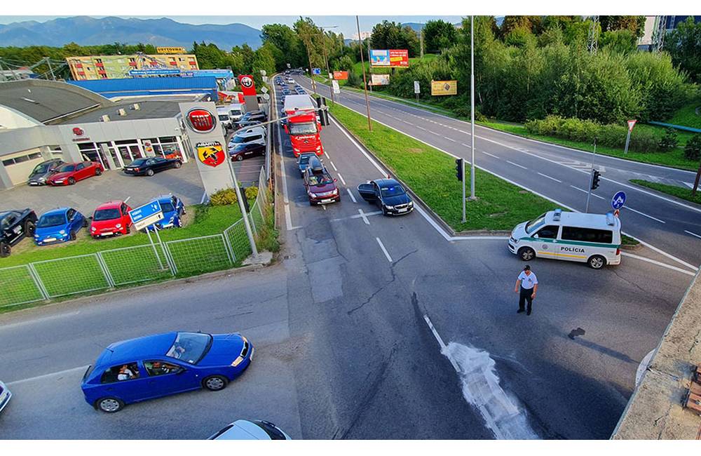 Semafor na križovatke ulíc Košická a Pri celulózke býva po zmene v čase dopravnej špičky vypnutý