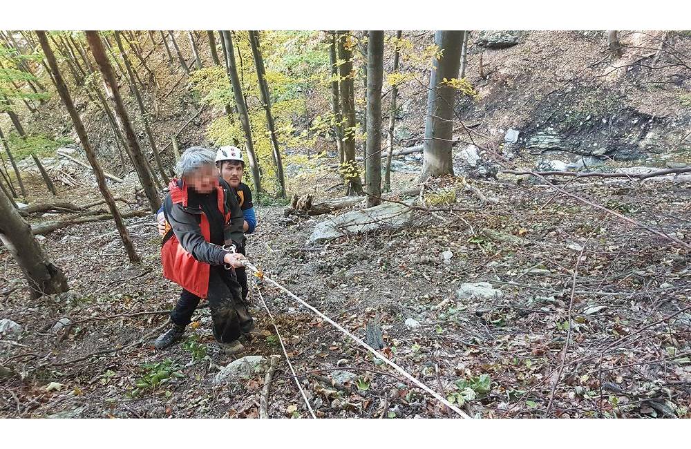 Horskí záchranári pomáhali v pondelok 70-ročnej turistke, ktorá uviazla pod Poludňovým grúňom