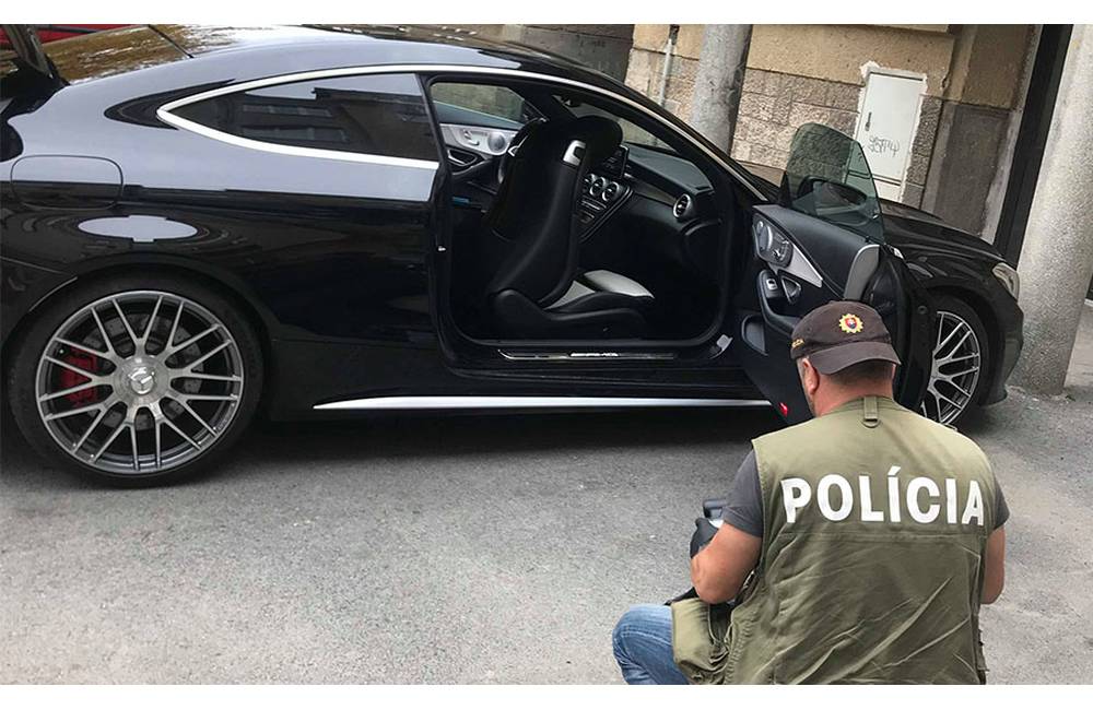 Foto: Neznámy páchateľ vykradol na Bulvári auto a spôsobil škodu 3500 eur, hľadajú sa svedkovia