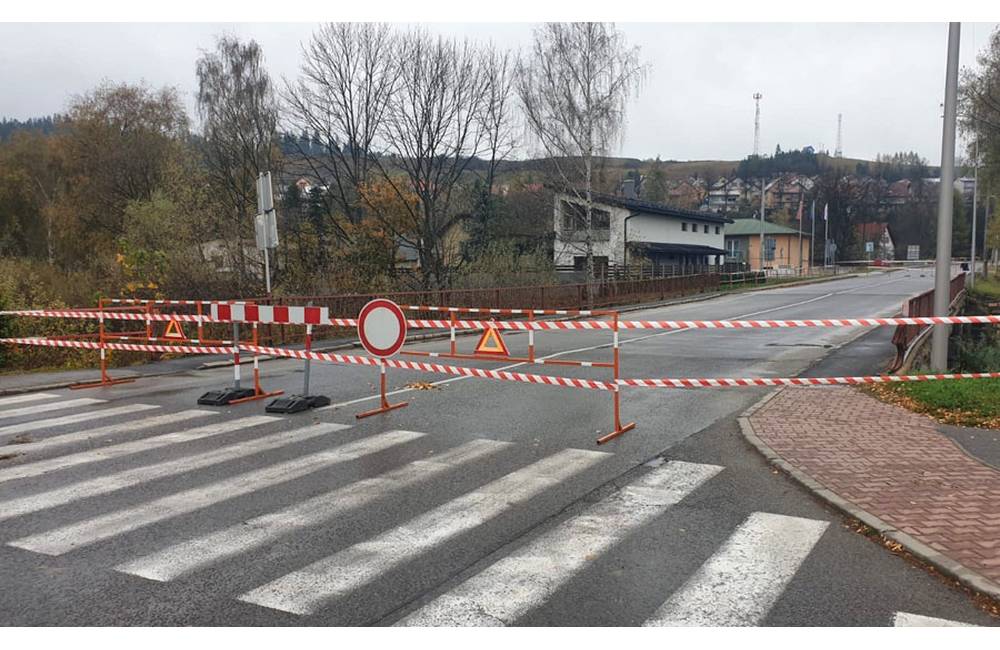 Most cez rieku Oravica v Trstenej museli pre zhoršený technický stav dnes ráno uzavrieť
