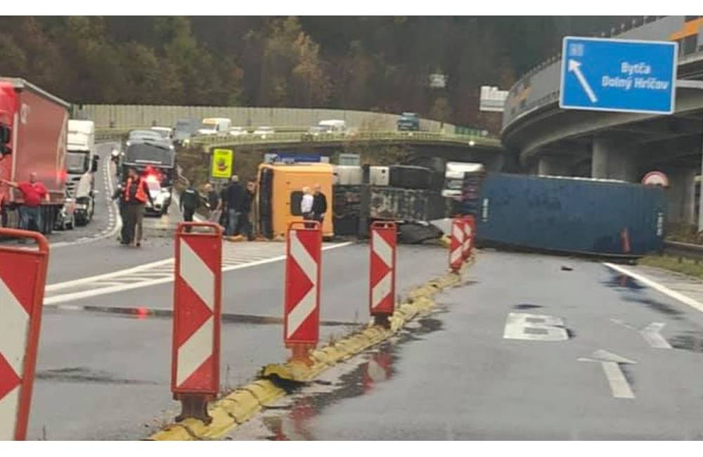 AKTUÁLNE: Na zjazde z diaľnice D3 v Strážove sa prevrátil kamión, cesta je neprejazdná